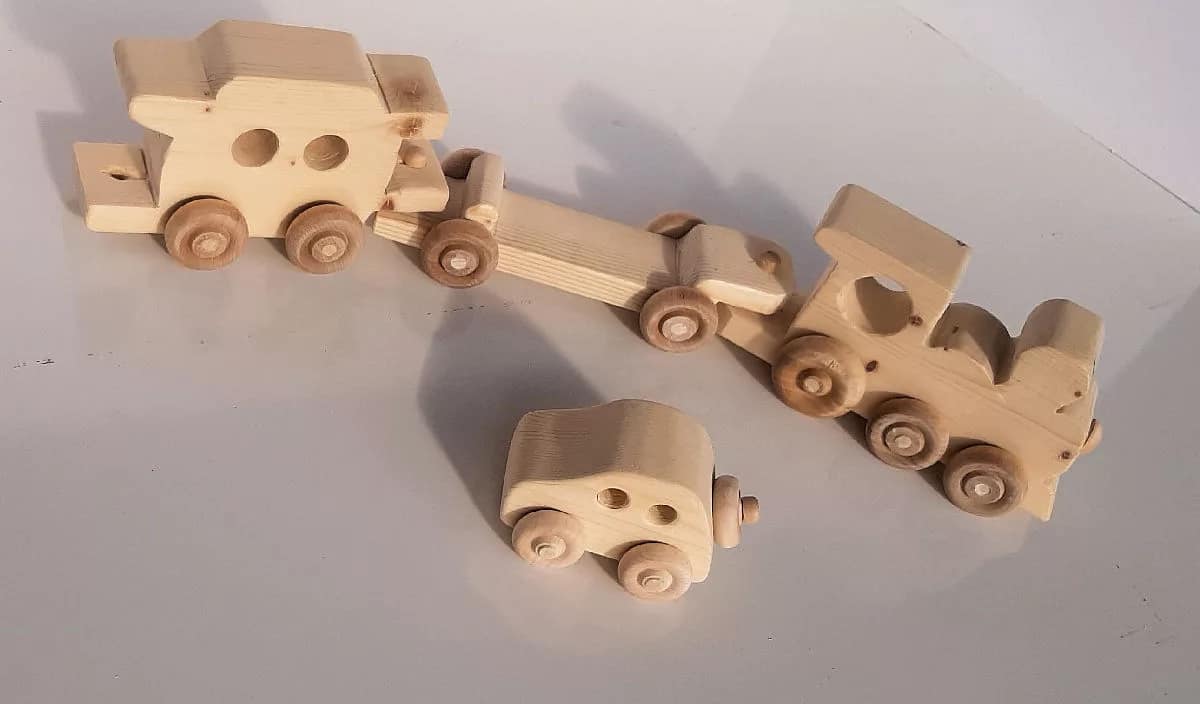 Train with Locomotive, Flat car with Bug car and Caboose - Image 8