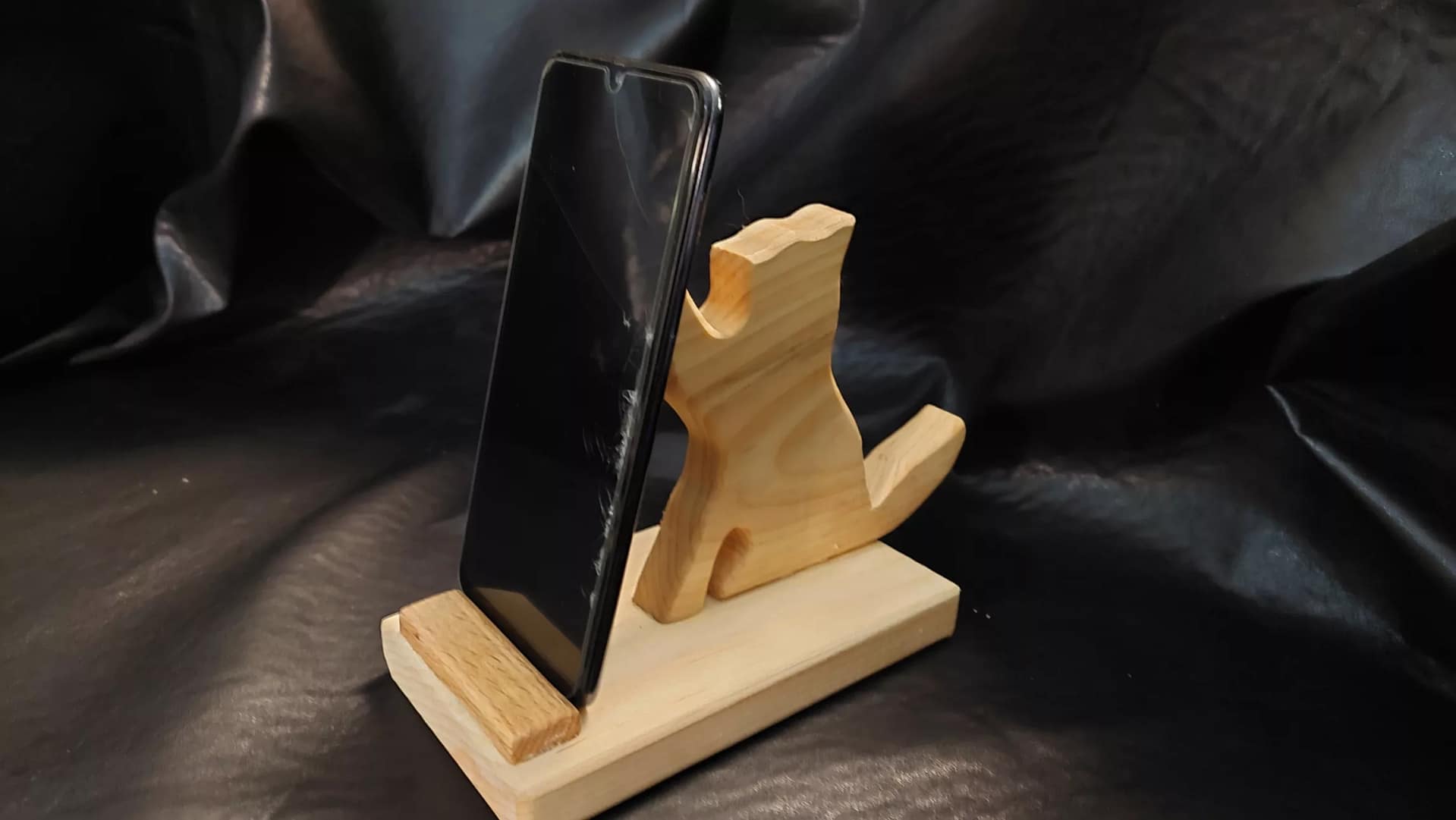 Reaching Cat phone/tablet holder - Image 3