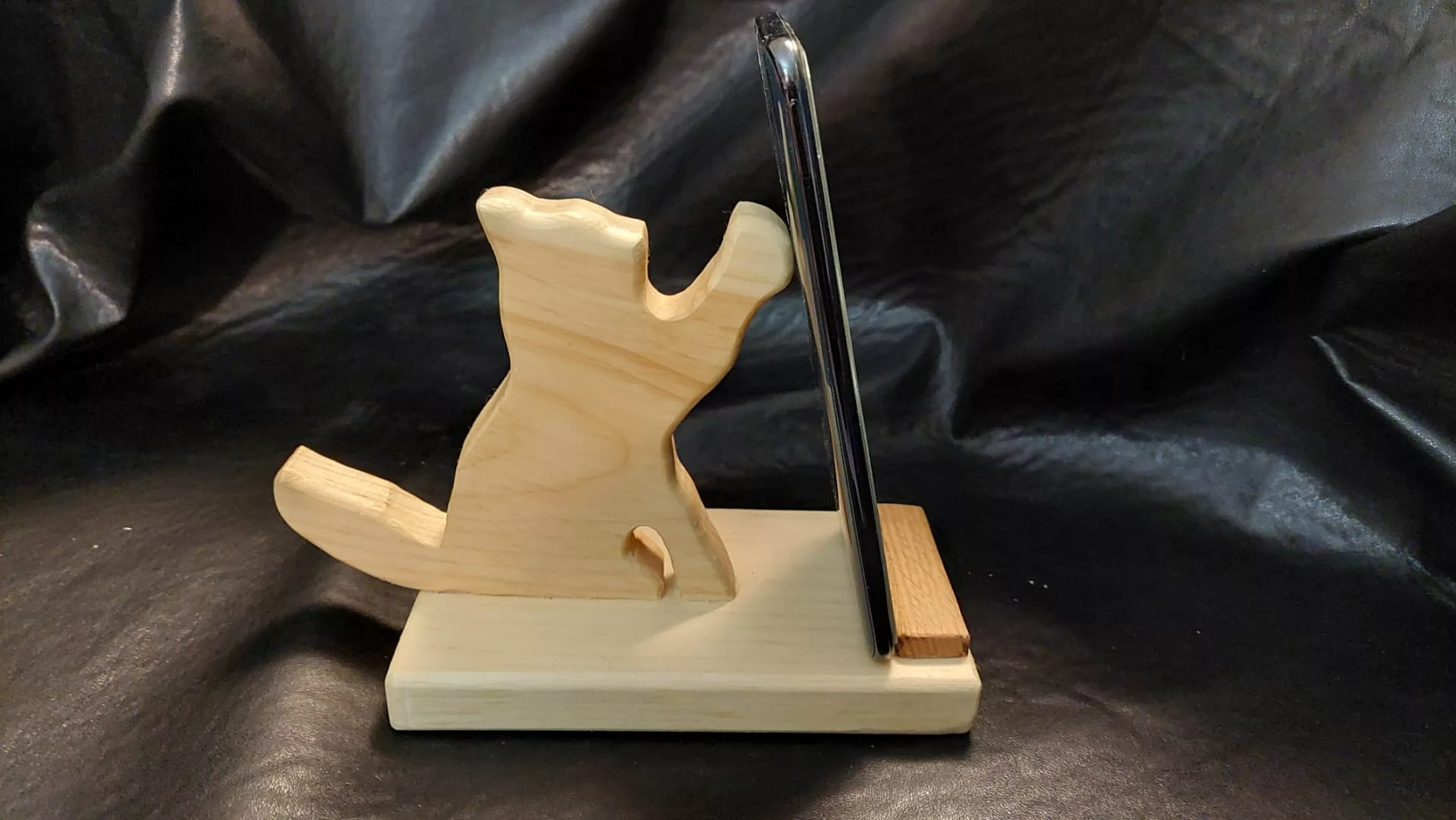 Reaching Cat phone/tablet holder