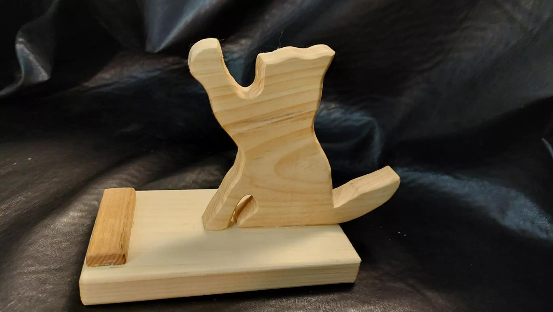 Reaching Cat phone/tablet holder - Image 2