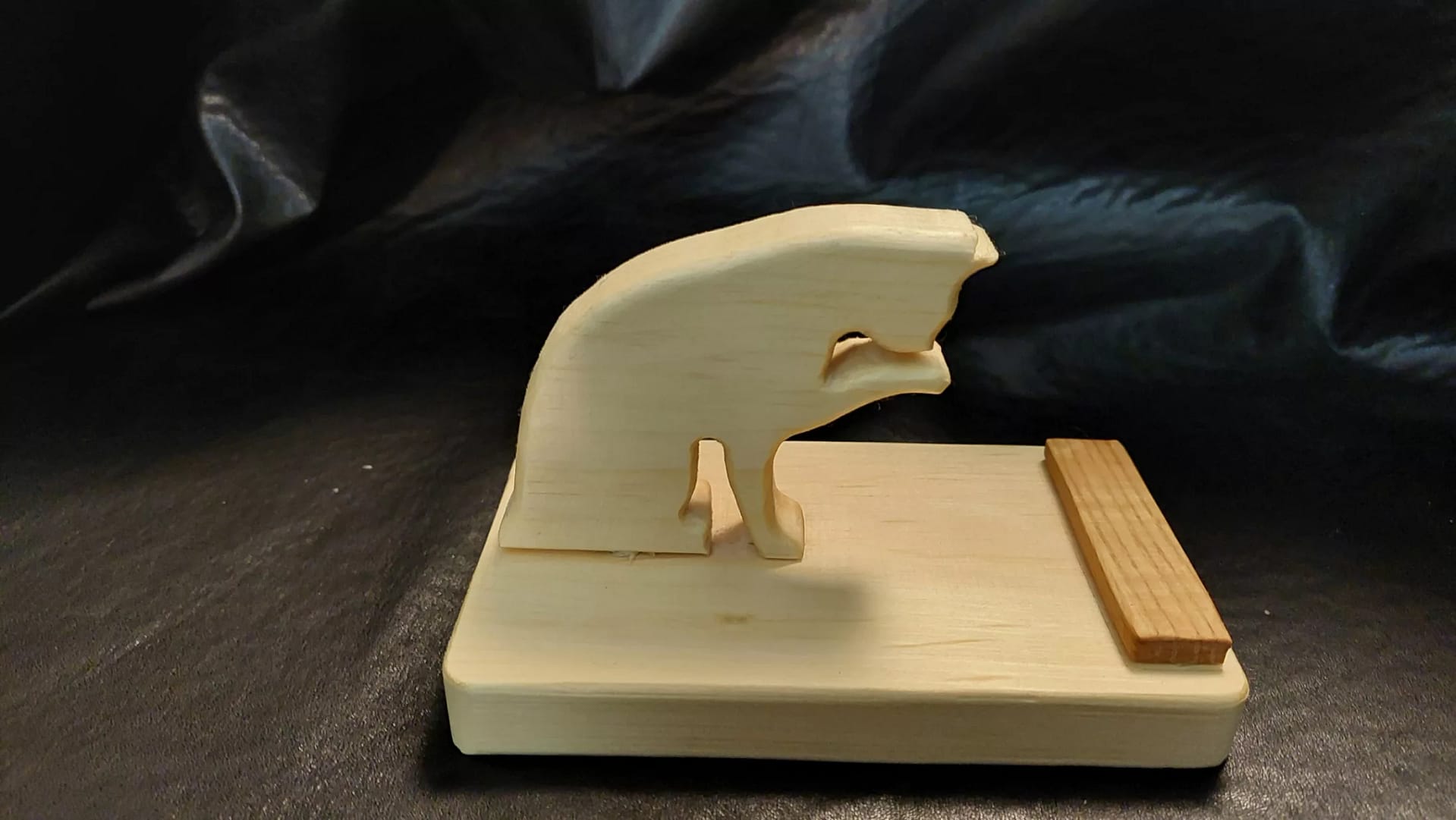 Preening Cat phone/tablet holder - Image 3