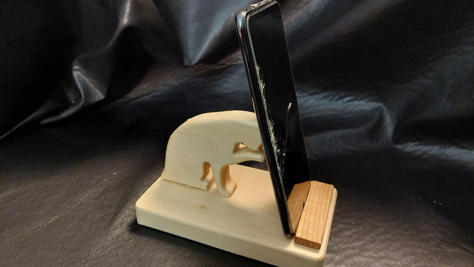 Preening Cat phone/tablet holder - Image 2